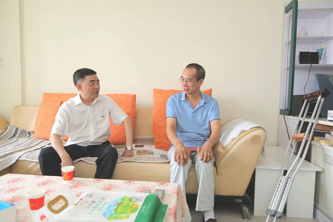 蜀道集團(tuán)黨委副書記、董事鄒蔚走訪慰問四川路橋困難黨員