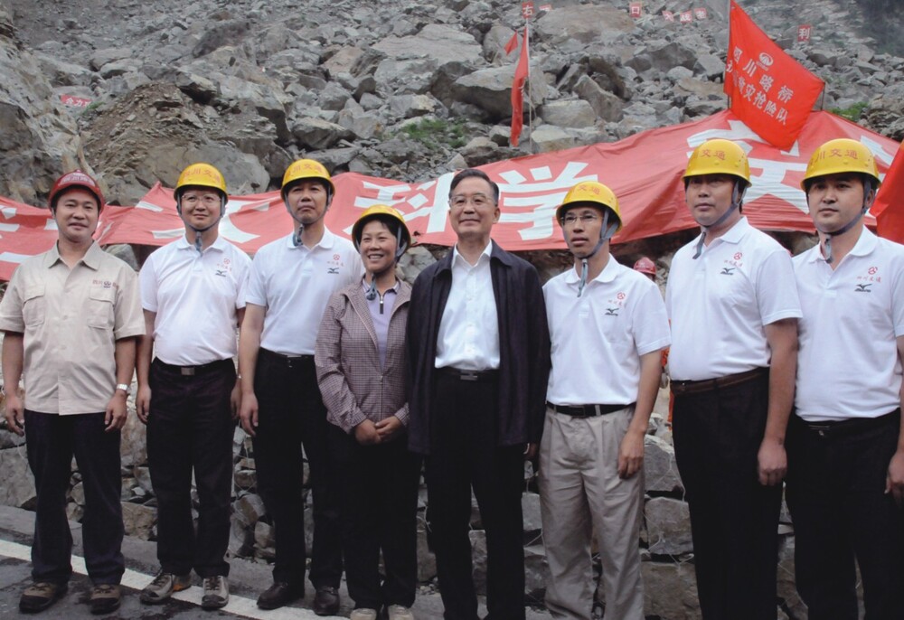 “5.12”抗震救災(zāi)期間，溫家寶同志視察公司搶通的國道213都汶公路.jpg