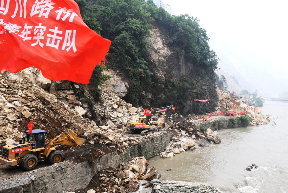 “5.12”汶川大地震后，四川路橋搶險隊全力搶通都汶公路