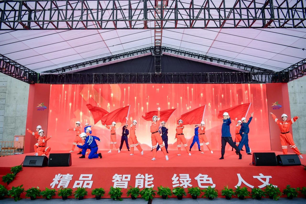 渝昆高鐵六標開展“奮戰(zhàn)三十天 勇當‘火車頭’”突擊奉獻動員會暨主題黨日活動