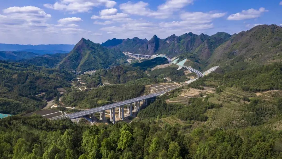 “陸海新通道”——天峨至北海公路（平塘至天峨廣西段）今日通車(chē)！