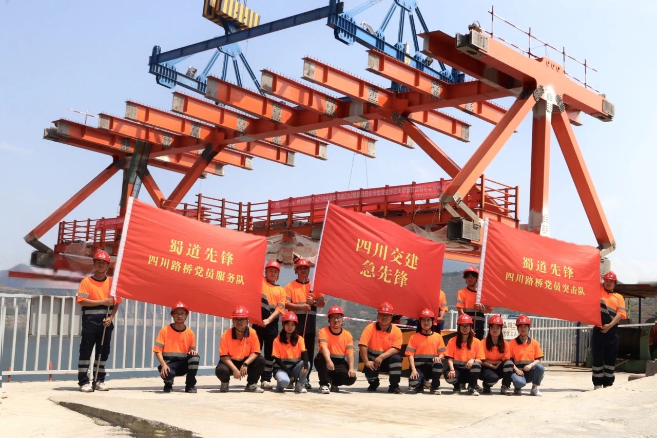 卡哈洛金沙江大橋！鋼桁梁“走軍姿”