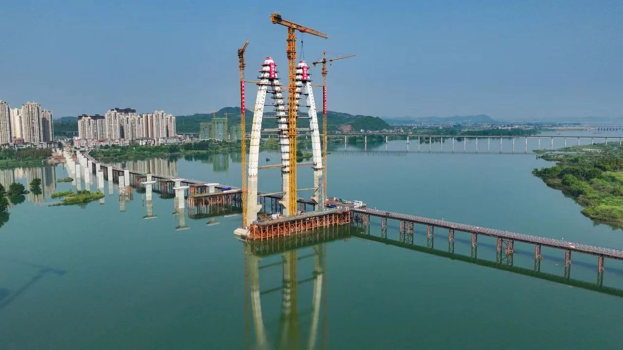媒體關(guān)注 | 清水出芙蓉！遂寧市涪江六橋主塔順利封頂