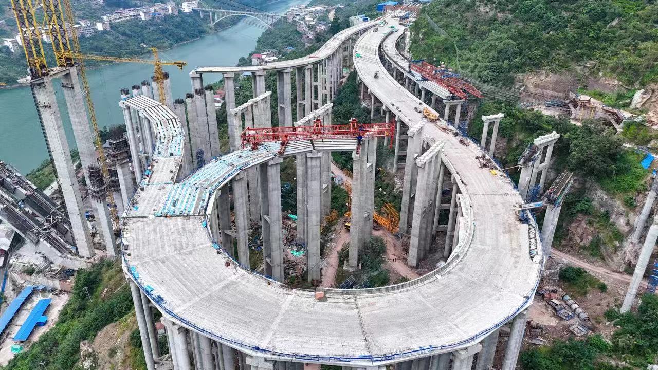 全國首例！架橋機(jī)劃出42m超小半徑完美曲線