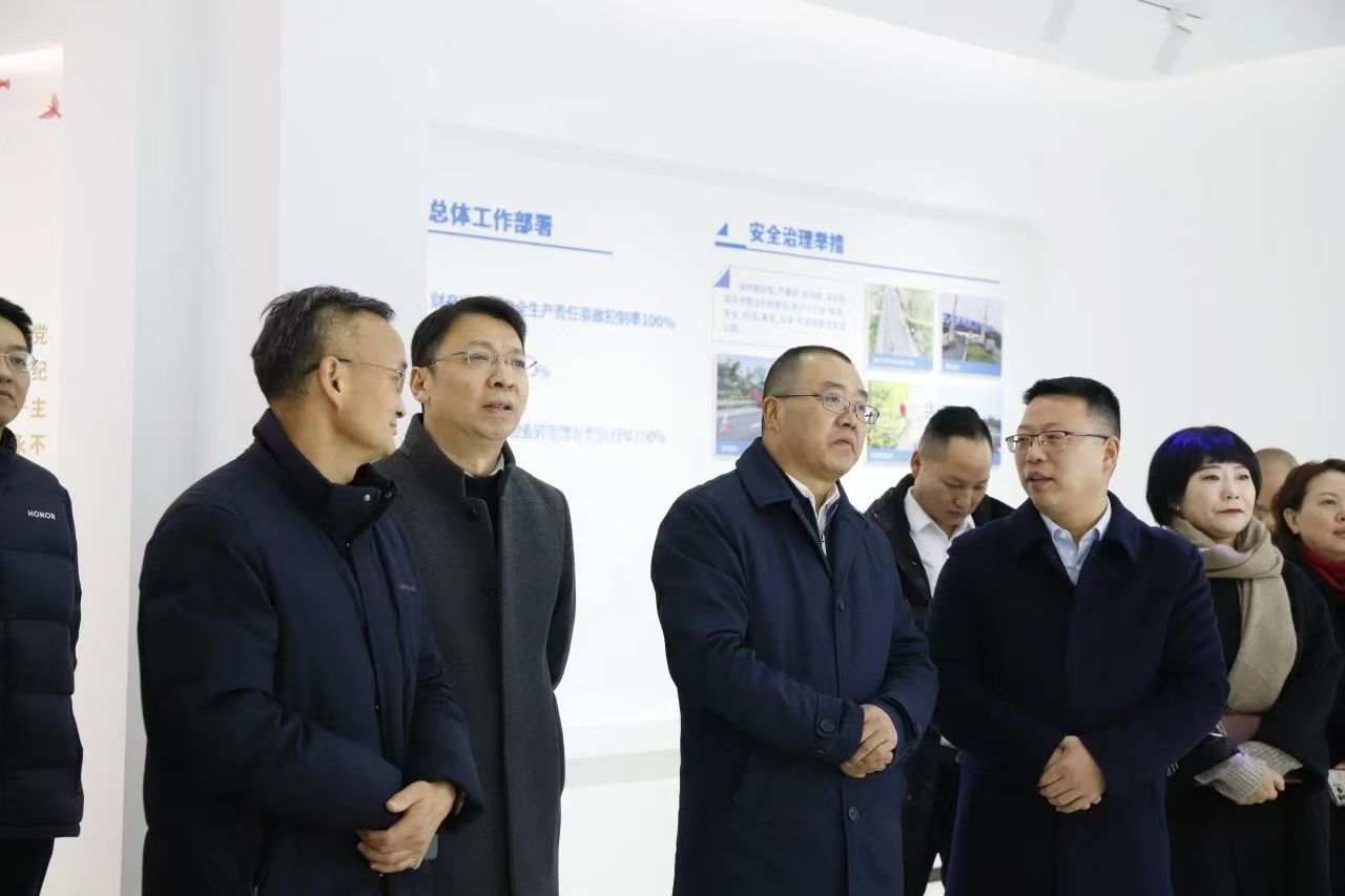 四川路橋黨委副書記、副董事長(zhǎng)、總經(jīng)理羊勇率隊(duì)到成德綿公司調(diào)研指導(dǎo)工作并慰問一線職工