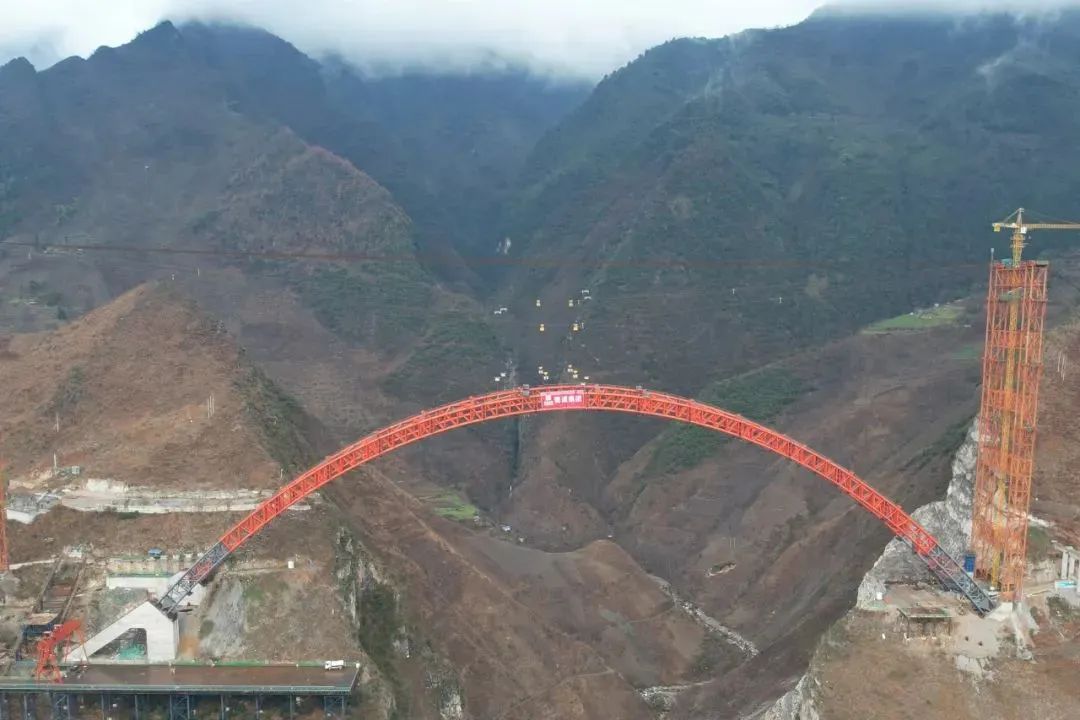 媒體關(guān)注 | “V”型深谷現(xiàn)“彩虹”！宜攀高速上烏角特大橋主拱圈順利合龍