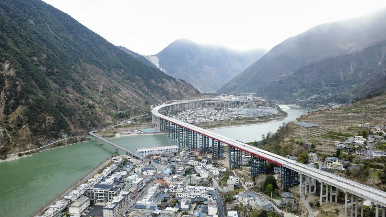 媒體關(guān)注 | 在58米高空推出一座大橋！ 瀘石高速公路得妥特大橋?qū)崿F(xiàn)雙幅貫通