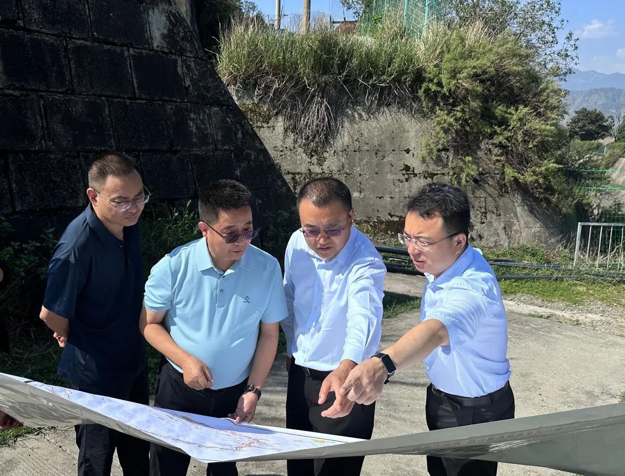 四川路橋黨委副書記、副董事長、總經(jīng)理羊勇一行督導(dǎo)調(diào)研金西、昭普高速公路項(xiàng)目